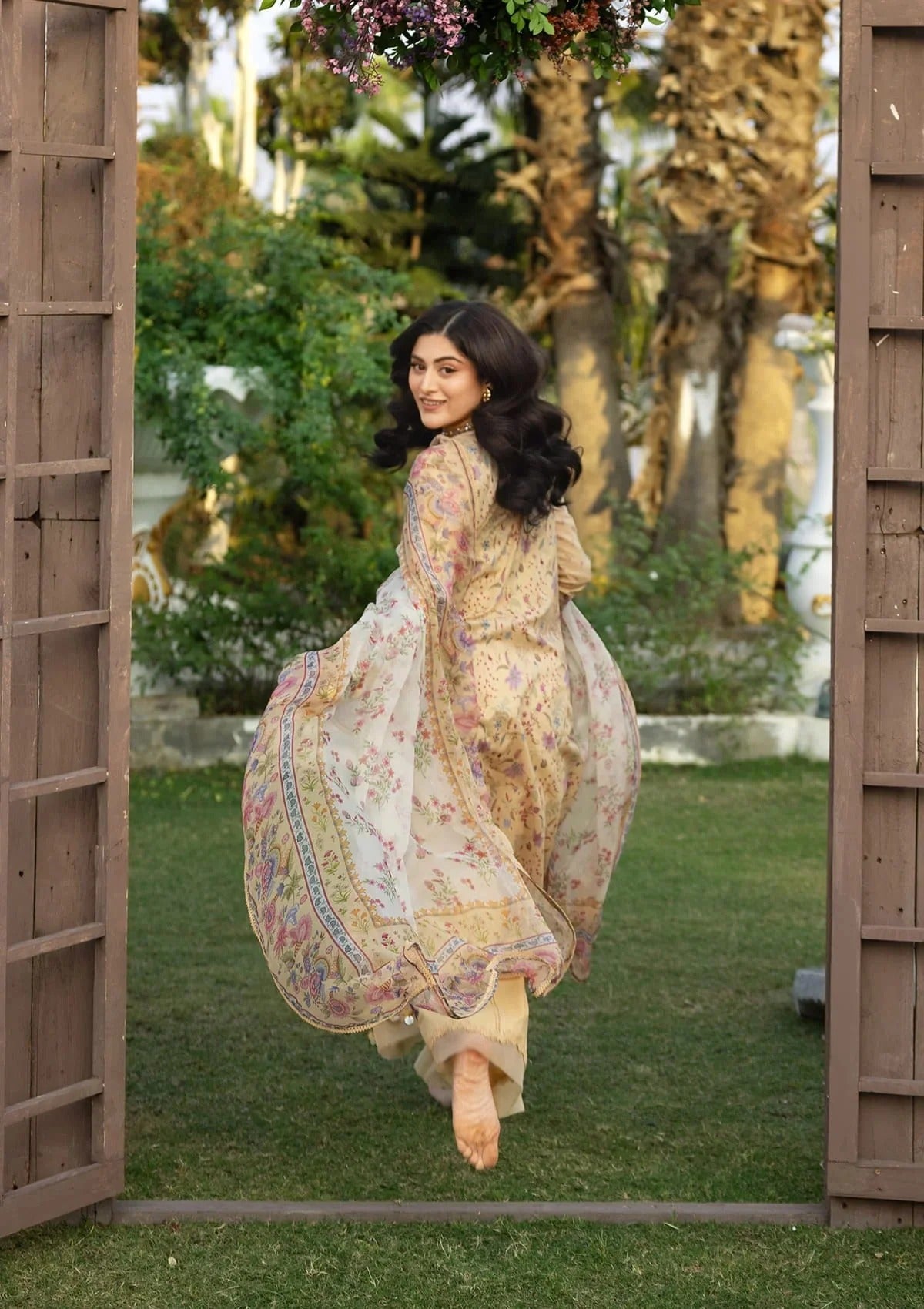 Elaf Premium Print Chikankari Lawn Unstitched 3PC Suit – ERC-5B Khushee