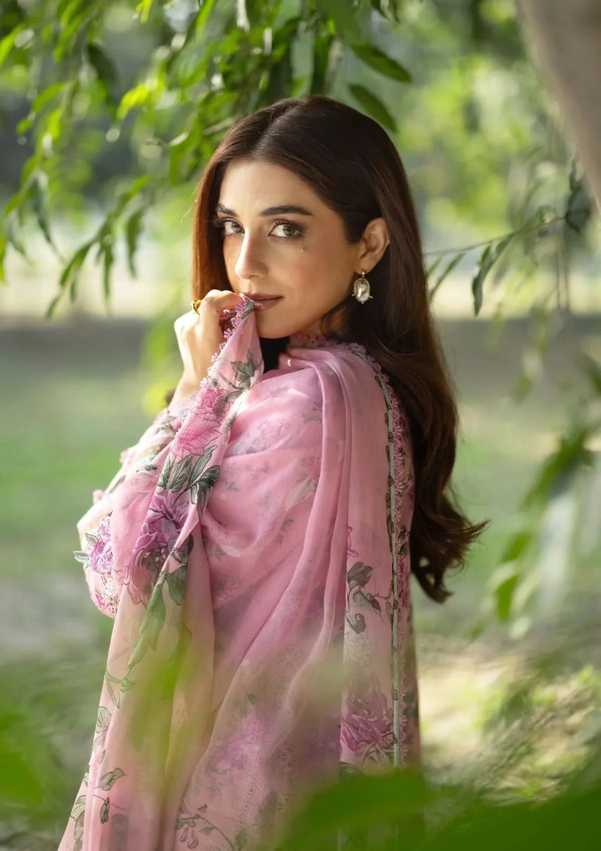 Elaf Premium Print Chikankari Lawn Unstitched 3PC Suit – ERC-3A Man Mayal